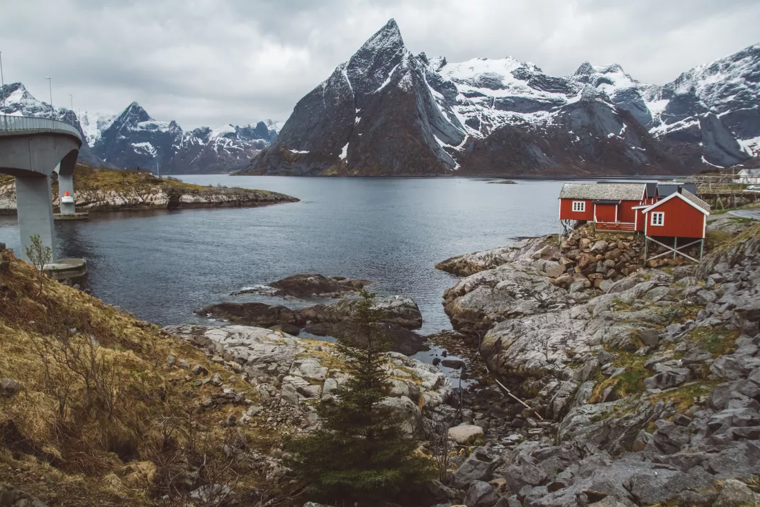 norway-rorbu-houses-mountains-rocks-fjord-landscape-scandinavian-travel-view-lofoten