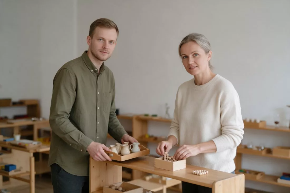 nauczyciele przygotowują salę Montessori