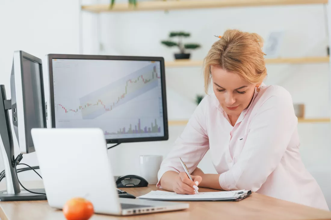busy-day-female-stock-broker-formal-wear-is-working-office