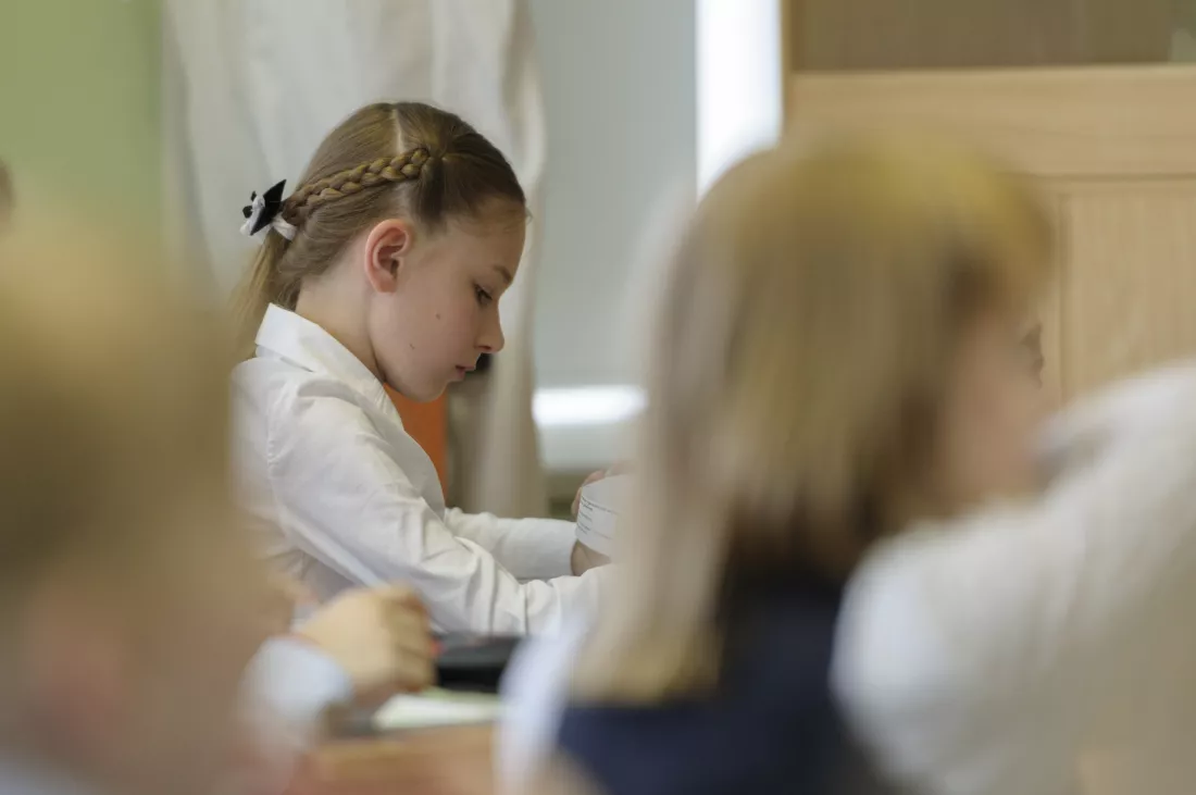 side-view-girl-studying-while-sitting-bench-classroom