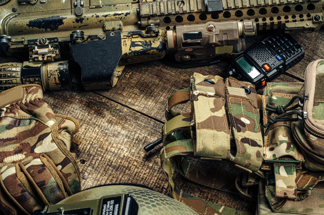 close-up-photo-m16-rifle-wooden-board